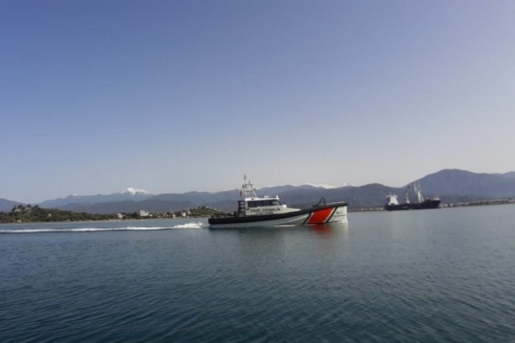 Fethiye K&ouml;rfezi'nde s&uuml;r&uuml;klenen teknedeki 2 kişi kurtarıldı