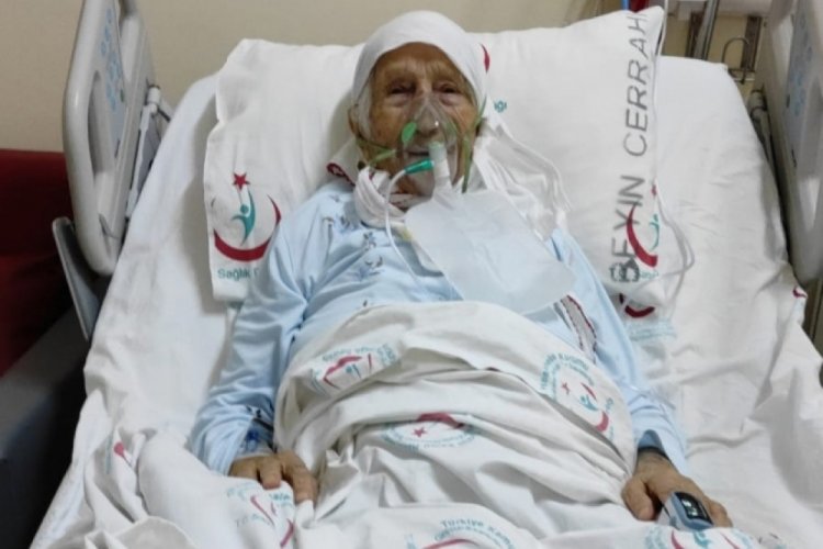 103 yaşına kadar hastane y&uuml;z&uuml; g&ouml;rmedi ama Covid'e yenik d&uuml;şt&uuml;