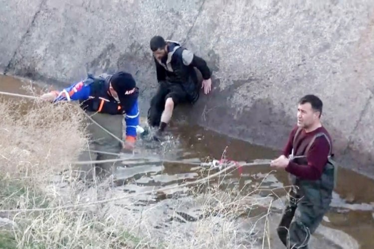 Aşırı alkol aldı, sulama kanalına d&uuml;şerek sırılsıklam ıslandı