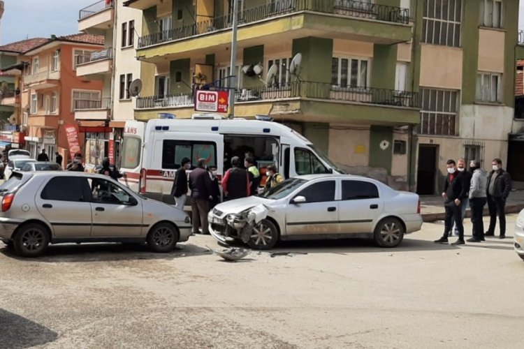 İki otomobil kafa kafaya &ccedil;arpıştı: 2 yaralı