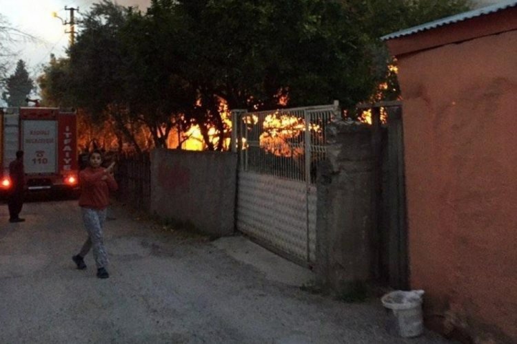 Marangozhanede &ccedil;ıkan yangın eve sı&ccedil;radı