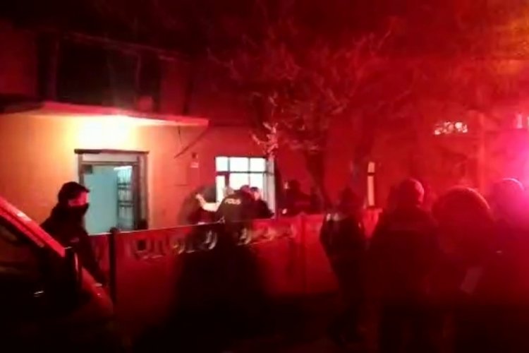 Kız kardeşini ve yeğenlerini darp edince mahalleli sokağa d&ouml;k&uuml;ld&uuml;