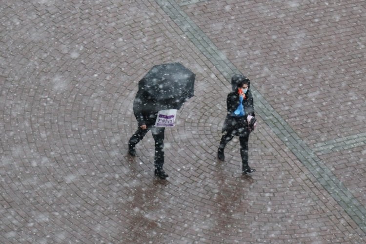 Bursa'da bug&uuml;n ve yarın hava durumu nasıl olacak? Meteorolojiden a&ccedil;ıklama geldi: Bursa'ya kar geri geliyor!