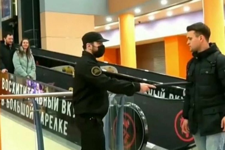 Rusya'da maske takmayanlara yapılan şaka, maske taktırdı!