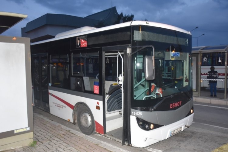 Belediye otob&uuml;s&uuml;nde HES kodunu g&ouml;stermedi, tepki g&ouml;steren yolcuyu bı&ccedil;akladı