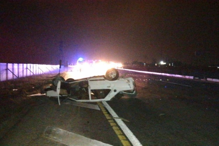 Aşırı hız nedeniyle takla atan otomobilde can verdiler