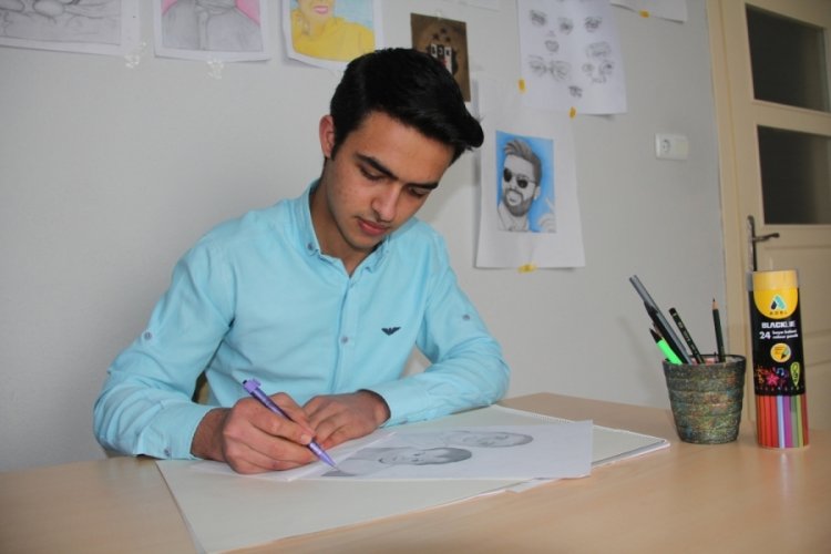 Bursalı gencin salgın d&ouml;neminde yapmaya başladığı resimler ilgi g&ouml;r&uuml;yor