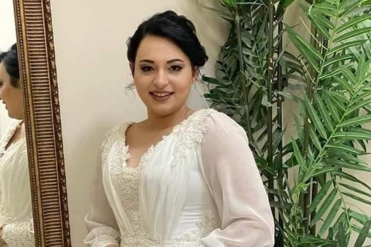 Evde &ouml;l&uuml; bulunan kızının cinayete kurban gittiğini iddia etti