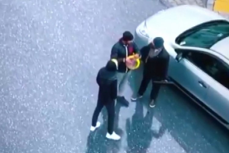 Kısıtlamada sokakta şarkı s&ouml;yleyip darbuka &ccedil;aldılar
