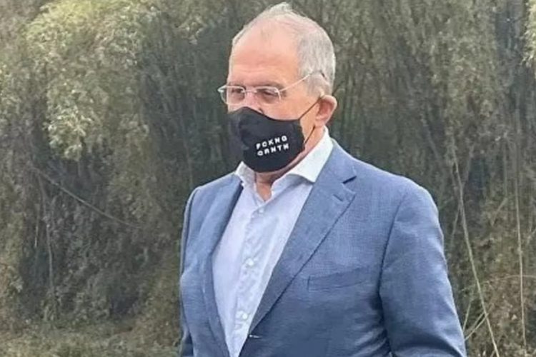Lavrov'dan &Ccedil;in ziyaretinde manidar maske