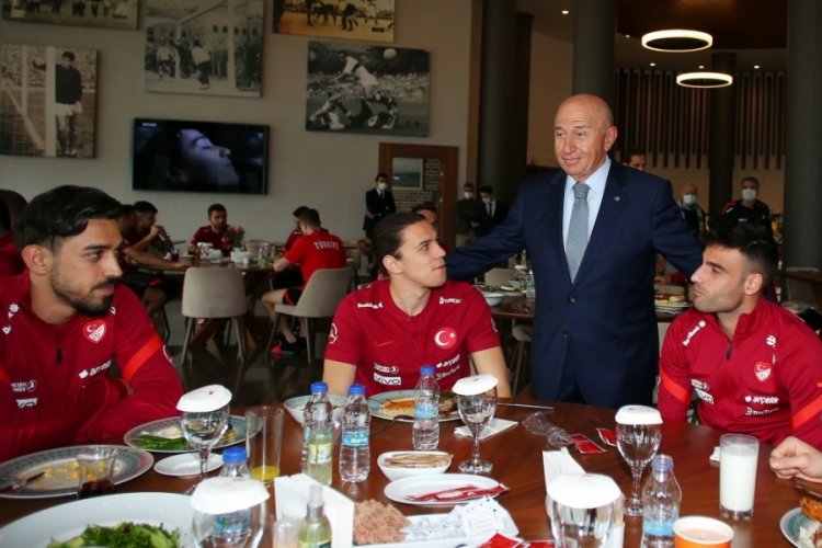 TFF Başkanı &Ouml;zdemir'den Milli Takıma ziyaret