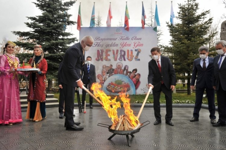 Bakan Ersoy, Nevruz ateşinden atlayıp, yumurta tokuşturdu