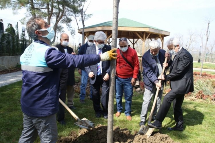 Bursa Nil&uuml;fer Belediye Başkanı Erdem, huzurevi sakinleriyle fidan dikti
