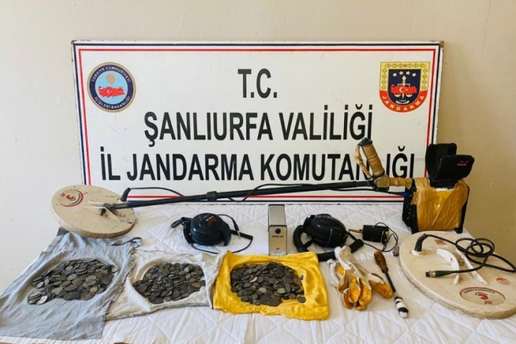 Şanlıurfa'da 850 bronz sikke ele ge&ccedil;ti