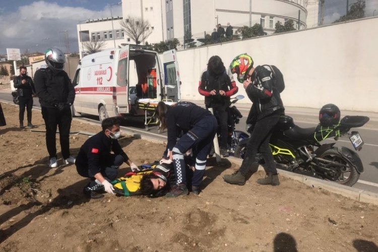 Bursa İneg&ouml;l'de devrilen motosikletin s&uuml;r&uuml;c&uuml;s&uuml; yaralandı
