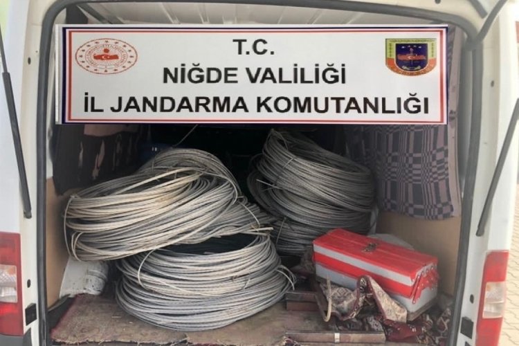 Tarladaki elektrik kablolarını &ccedil;alan şahıslar yakalandı