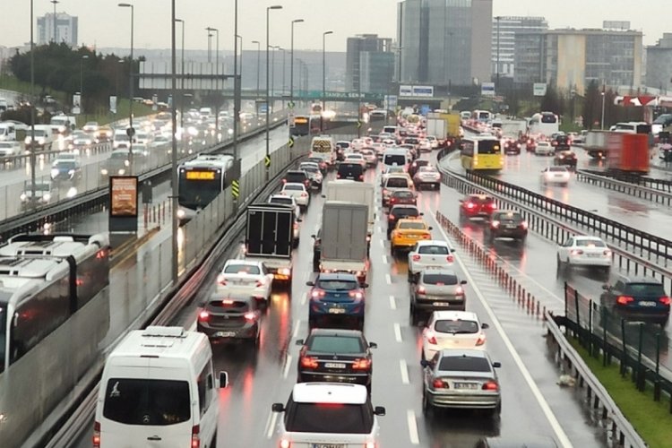 İstanbul'da yağışlı hava trafiği fel&ccedil; etti