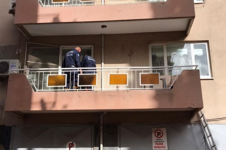 'Annem intihar edebilir' dedi, itfaiye camı kırıp i&ccedil;eri girdi