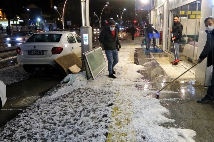 Dolunun vurduğu Tokat'ta caddeler beyaza b&uuml;r&uuml;nd&uuml;
