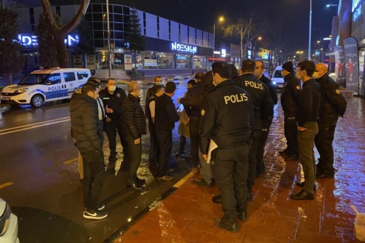 Yol verme kavgasında kan aktı, yaralılar &ccedil;alıştıkları iş yerine sığındı