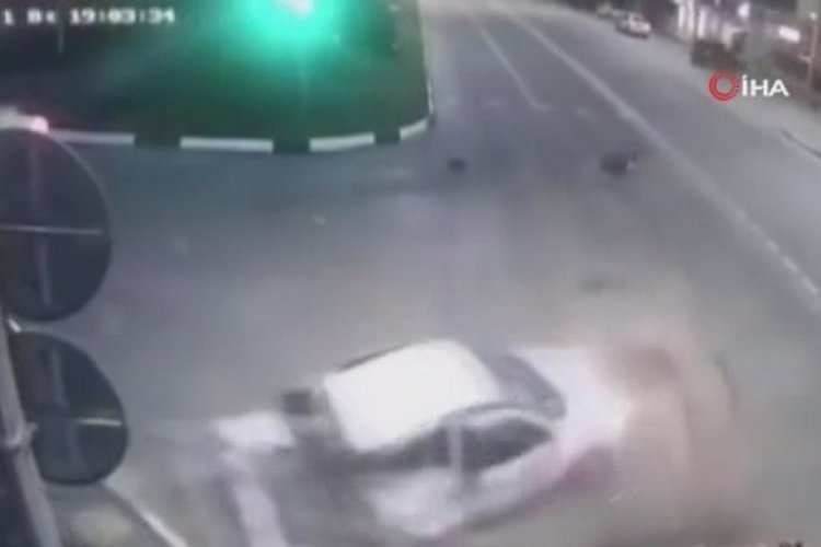 Kaza yapan ara&ccedil; ortadan ikiye b&ouml;l&uuml;nd&uuml;