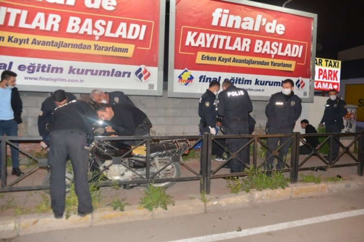 Kucaklarında televizyon, &ccedil;alıntı motosikletle ka&ccedil;an 2 ş&uuml;pheli yakalandı