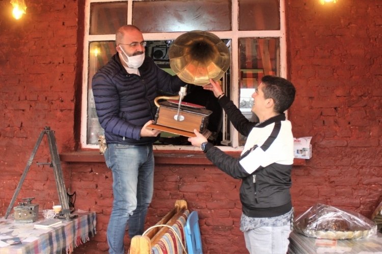 Bursa'da d&uuml;kkanı yıkıldı, antikalarını g&ouml;zyaşlarıyla sattı
