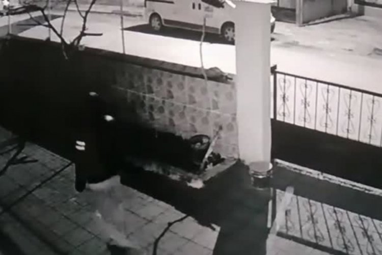 Bursa'da bebek arabasının &ccedil;alınması g&uuml;venlik kamerasınca g&ouml;r&uuml;nt&uuml;lendi