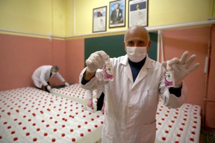 Fabrika gibi okul: 5 ayda 70 bin litre dezenfektan &uuml;rettiler