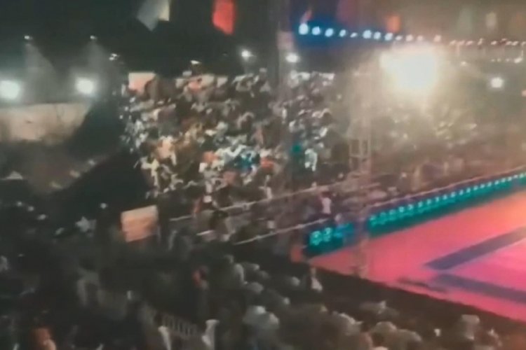 Hindistan'da trib&uuml;n &ccedil;&ouml;kt&uuml;: 100'den fazla yaralı