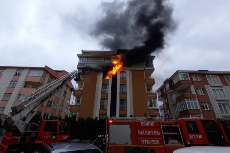 Şarja takılı cep telefonundan yangın &ccedil;ıktı
