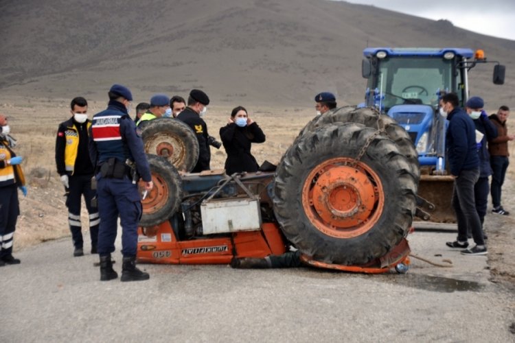 Devrilen trakt&ouml;r&uuml;n altında kalan baba &ouml;ld&uuml;, kızı ise yaralı