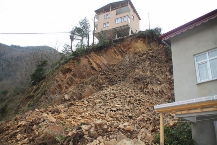 Rize'de heyelan: 3 ev tahliye edildi