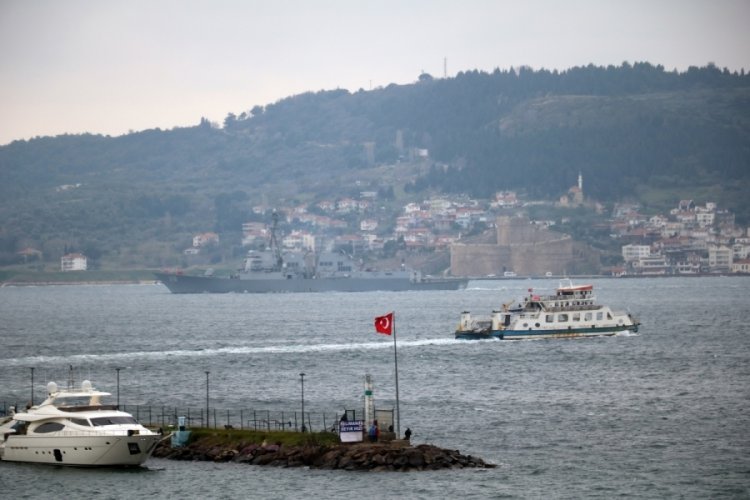 ABD savaş gemisi &Ccedil;anakkale Boğazı'ndan ge&ccedil;ti