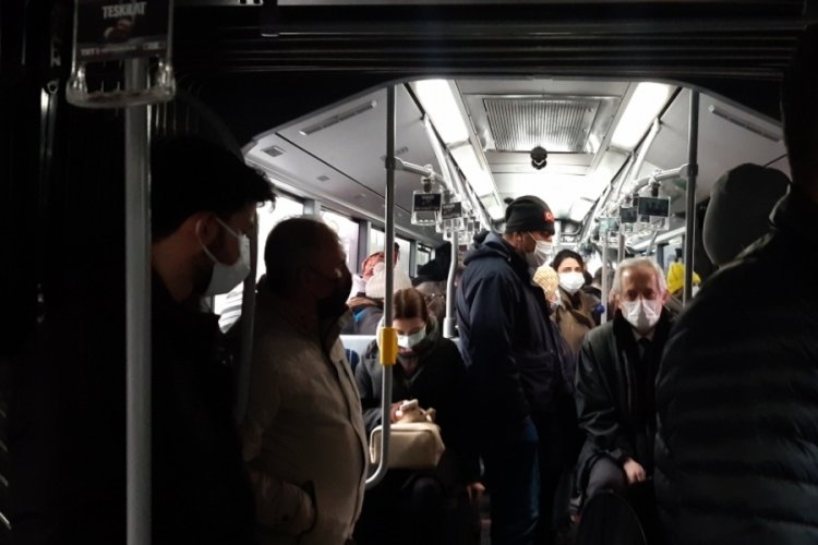 İstanbul'da vakalar artarken, metrob&uuml;ste yoğunluk g&ouml;zlendi