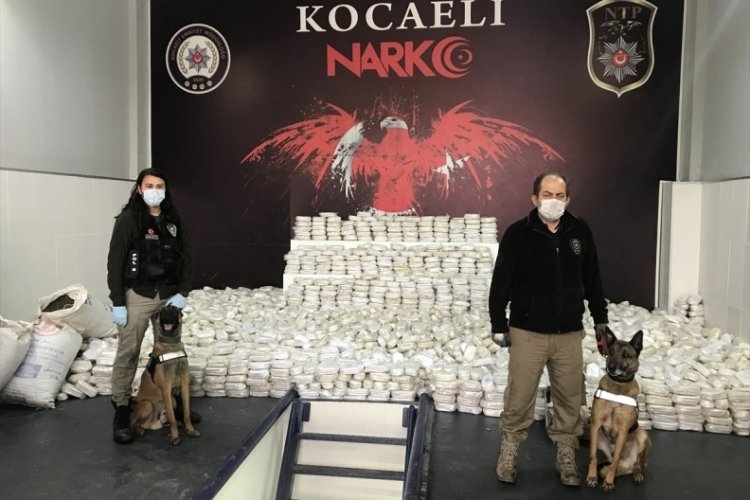 Y&uuml;k gemisinde 3 ton 860 kilogram esrar ele ge&ccedil;irildi