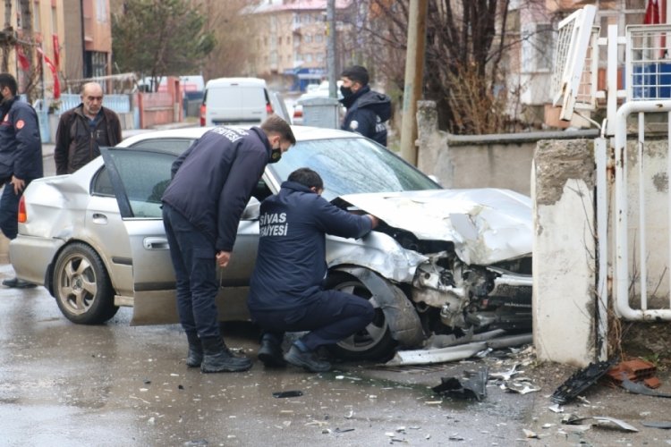 Sivas'ta iki otomobil &ccedil;arpıştı