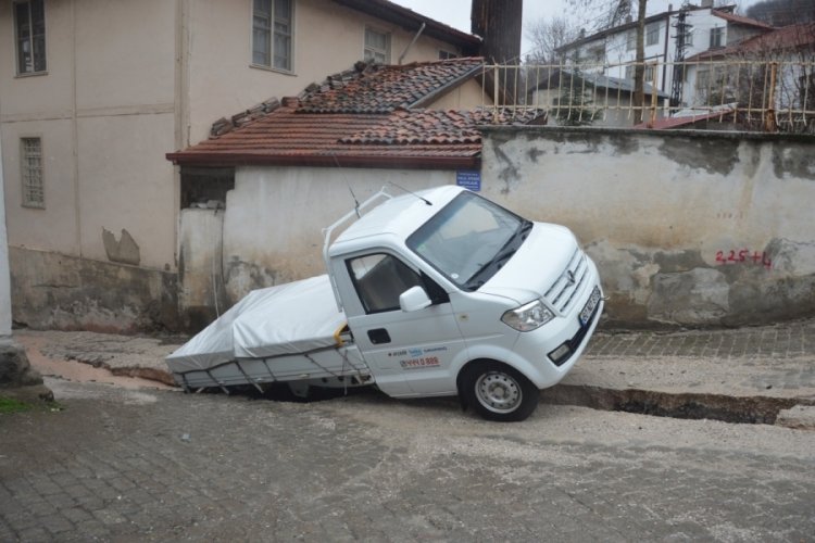 &Ccedil;ukura d&uuml;şen kamyonet şaha kalktı