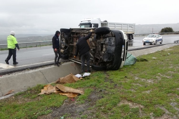Ticari ara&ccedil; devrildi, biri &ccedil;ocuk 3 kişi yaralandı