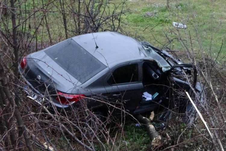 Şarampole yuvarlanan otomobilin s&uuml;r&uuml;c&uuml;s&uuml; &ouml;l&uuml;mden d&ouml;nd&uuml;
