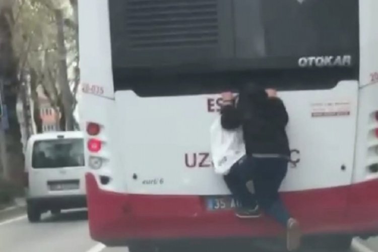 Hareket halindeki otob&uuml;se tutunarak canını hi&ccedil;e saydı