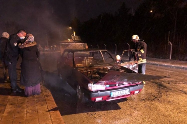 Seyir halindeki iki otomobil yanarak kullanılamaz hale geldi