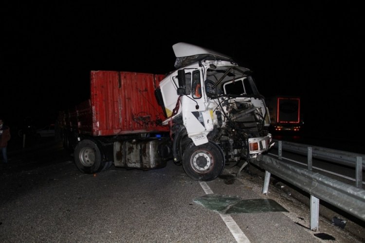 Kontrolden &ccedil;ıkan tır karayolunu trafiğe kapattı