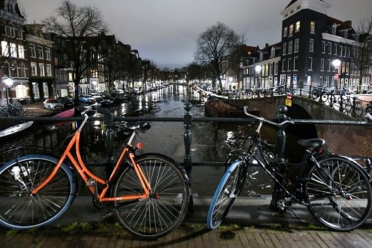Hollanda'da Covid-19 kısıtlamaları 20 Nisan'a kadar uzatıldı