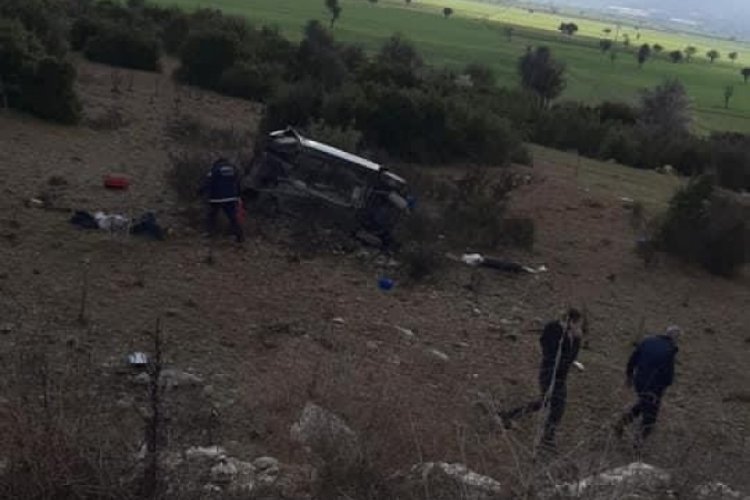 Şarampole u&ccedil;an ara&ccedil;ta 2 kişi &ouml;ld&uuml; 3 kişi yaralandı