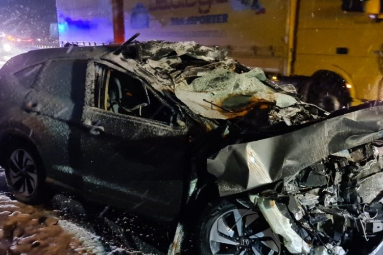 Tıra arkadan &ccedil;arpan otomobilin s&uuml;r&uuml;c&uuml;s&uuml; &ouml;l&uuml;mden d&ouml;nd&uuml;