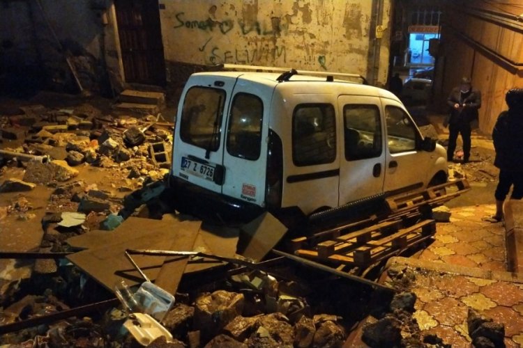 İstinat duvarı &ccedil;&ouml;kt&uuml;, 2 ara&ccedil; zarar g&ouml;rd&uuml;