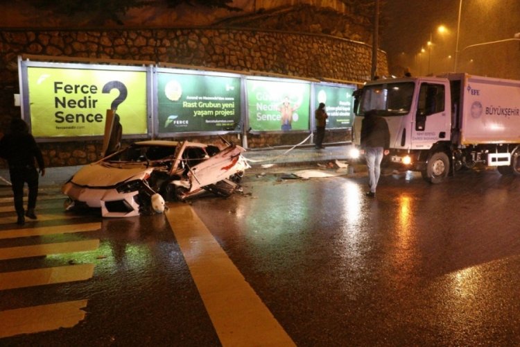L&uuml;ks otomobil kar k&uuml;reme aracına &ccedil;arparak hurdaya d&ouml;nd&uuml;