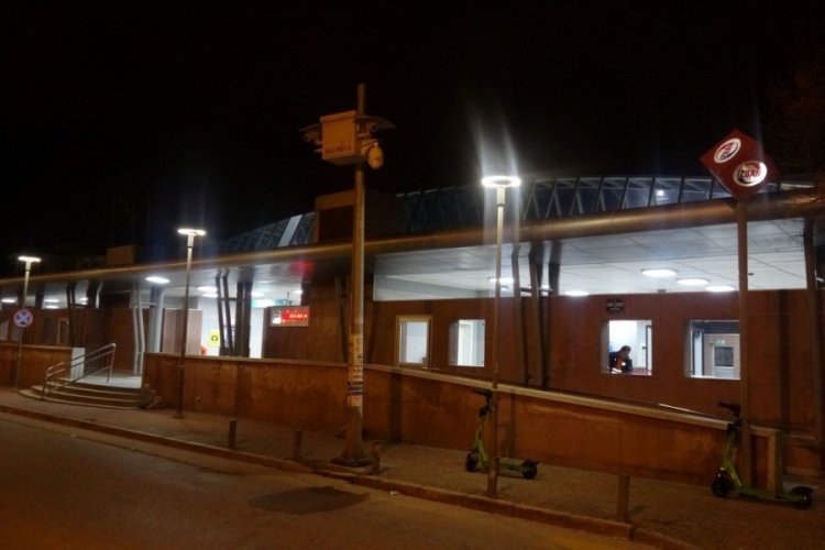 Trenin altında metrelerce s&uuml;r&uuml;klenerek can verdi