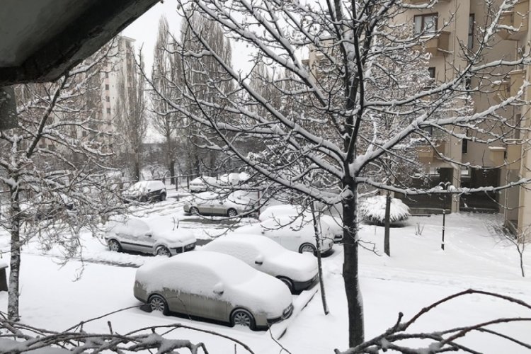 Ankara'da kar yağışı hayatı olumsuz etkiledi